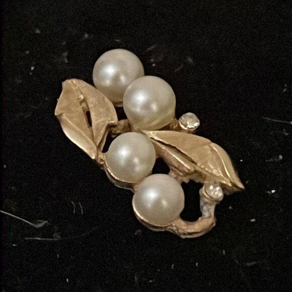 1” gold tone double leaf each with two simulated pearls/1 crystal charm/pendant - Picture 4 of 10